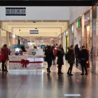 Mniejsza liczba ludzi w galeriach, siłowniach czy dyskotekach. Rząd wprowadza nowe obostrzenia Mniejsza liczba ludzi w galeriach, siłowniach czy dyskotekach. Rząd wprowadza nowe obostrzenia
