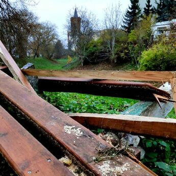 Demolka na kamieńskich alejkach. "Ktoś dysponował sporym nadmiarem energii"