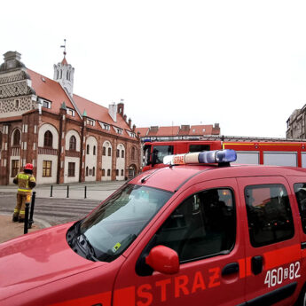 Bomba w ratuszu! Policja i strażacy pod Urzędem Miejskim
