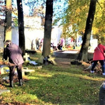 Wolontariat członków SUTW na Cmentarzu Komunalnym w Kamieniu Pomorskim Wolontariat członków SUTW na Cmentarzu Komunalnym w Kamieniu Pomorskim