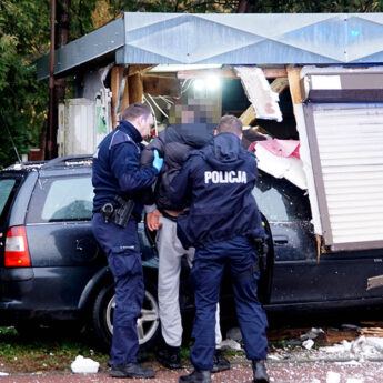 O krok od tragedii w Kamieniu Pomorskim! Potrącił dwie osoby i wjechał w kiosk! [Zdjęcia, Film]