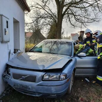 Volvo wypadło z drogi i uderzyło w budynek! Volvo wypadło z drogi i uderzyło w budynek!