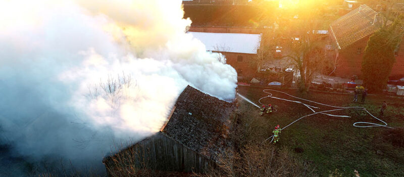 W Chrząstowie zapaliła się stodoła. Z ogniem walczy 7 zastępów straży
