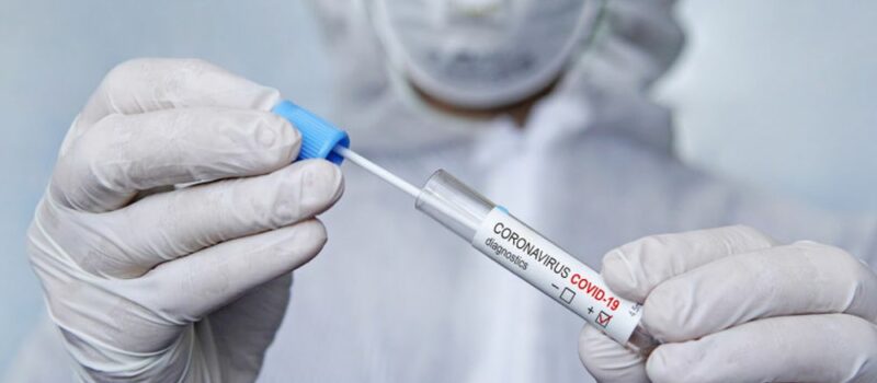 COVID-19 wraca. Nowe warianty Stratus i Nimbus mają "mylące objawy"