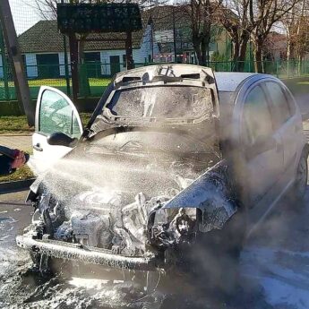 Citroen w ogniu! Strażacy gasili płonące auto w Wolinie [FILM]