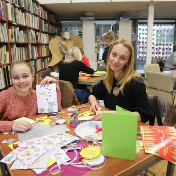 Wielkanocne kartki w międzyzdrojskiej bibliotece