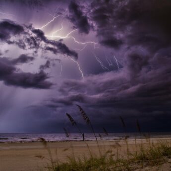 Biuro Meteorologicznych Prognoz Morskich ostrzega przed wiatrem i burzami