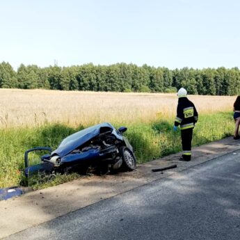 Samochód wypadł z drogi i dachował. Interweniowały wszystkie służby