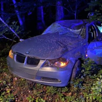 BMW wypadło z drogi. Jedna osoba poszkodowana