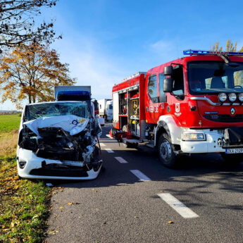 Bus uderzył w ciężarówkę. Jedna osoba poszkodowana