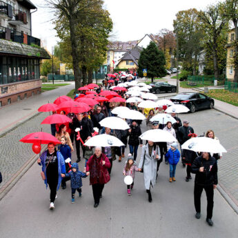 Mieszkańcy maszerowali z biało - czerwonymi parasolkami. Obchody 11 listopada w Wolinie [ZDJĘCIA, FILM]