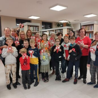 Rodzinne warsztaty robienia Kotylionów w międzyzdrojskiej bibliotece