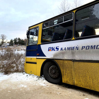 Autobus wypadł z drogi. Na pomoc ruszyli strażacy