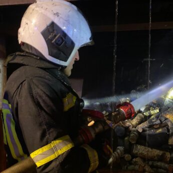 Niespokojna wigilia strażaków. Pożar budynku gospodarczego w Benicach