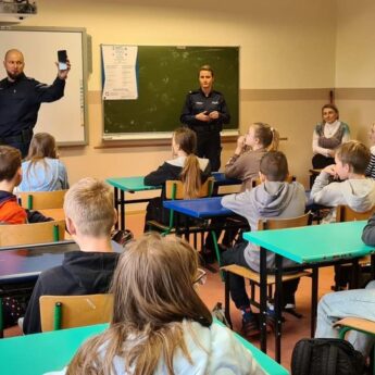 Policjanci rozmawiali o cyberbezpieczeństwie dzieci i młodzieży z uczniami w Dziwnowie