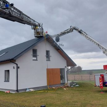 Pożar domu jednorodzinnego w Kołczewie. Na miejscu sześć zastępów straży