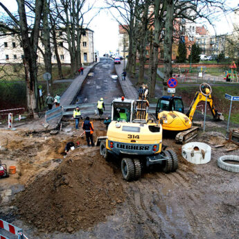 Trwa modernizacja ulic w centrum Kamienia Pomorskiego. Zaglądamy na plac budowy [FILM]