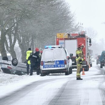 Peugeot dachował pod Kamieniem Pomorskim!