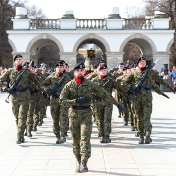 Żołnierze z Dziwnowa po Uroczystej Zmiany Posterunku Honorowego przy Grobie Nieznanego Żołnierza! [FILM]