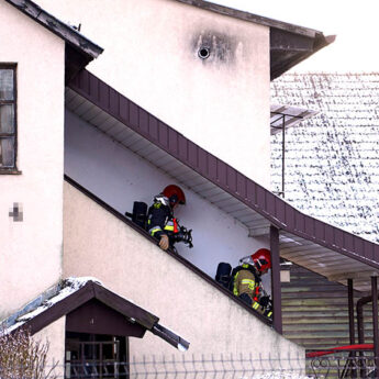 Pożar w budynku przy ulicy Papieża Jana Pawła II w Golczewie. Mieszkańcy ewakuowali się z budynku