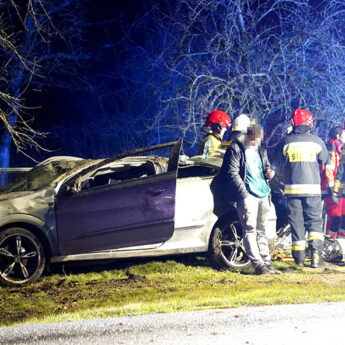 Opel wypadł z drogi i dachował. Trzy osoby poszkodowane w wypadku w Gadomiu