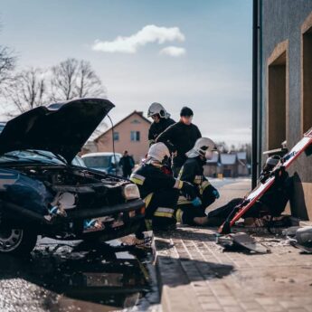 Wpadł w poślizg i uderzył w latarnię. Na miejscu trzy zastępy straży