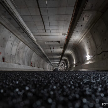 Połowa tunelu już pokryta asfaltem [ZDJĘCIA]