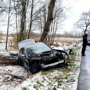 Dachowanie pod Wysoką Kamieńską. Audi wypadło z drogi