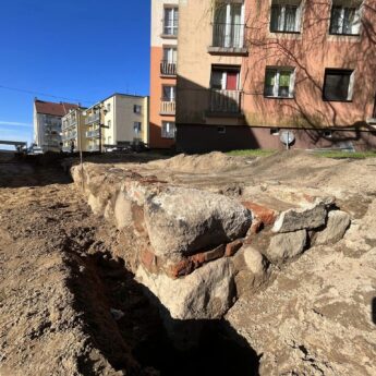 Kolejne archeologiczne odkrycia w centrum Kamienia Pomorskiego. Natrafiono na ślady jednej z kamienic