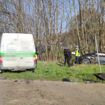 Bus zderzył się z BMW. Dwie osoby poszkodowane