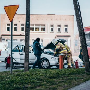 Mercedes zapalił się w trakcie jazdy. Interweniowali strażacy ochotnicy z Wolina