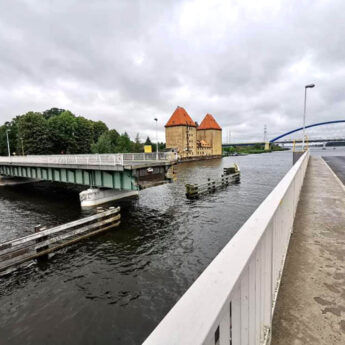 Prace techniczne na moście w Wolinie