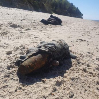 Bombowe znalezisko na plaży w Łukęcinie. Soltys apeluje: "Nie zbliżamy się do tego typu znalezisk"
