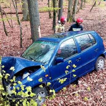 Volkswagen wypadł z drogi i uderzył w drzewo