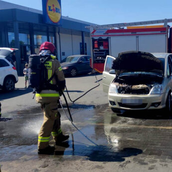 Pożar samochodu przed sklepem Lidl!