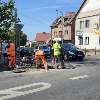 Drogowcy naprawiają hałasujące studzienki. Kierowcy muszą liczyć się z utrudnieniami