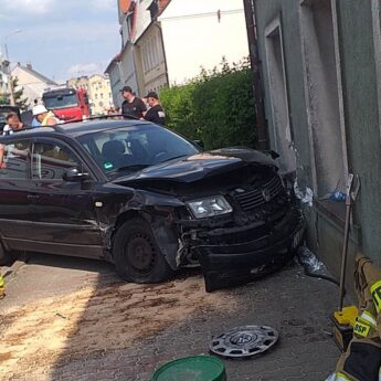 Zderzenie dwóch aut w centrum Golczewa. Passat wjechał w budynek!