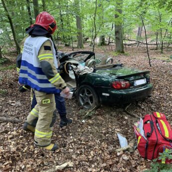 Mazda wypadła z drogi. Interweniowały wszystkie służby