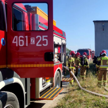 Pożar w fermie drobiu w Rarwinie. Na miejscu cztery zastępy straży