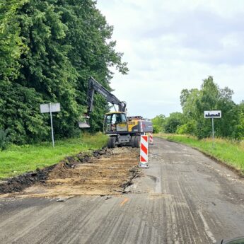 Z trasy Recław - Laska znika asfalt. Na drodze wprowadzono ruch wahadłowy