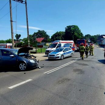 Czołowe zderzenie dwóch aut we Wrzosowie. Jedna osoba poszkodowana