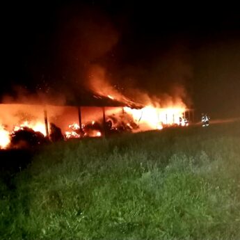 12 zastępów straży walczyło z ogniem w Kłębach! Na fermie drobiu spłonęło blisko 400 balotów słomy