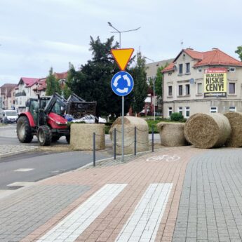 Baloty słomy wylądowały na środku ronda