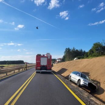 Auto w rowie na budowanej S3. Na miejscu strażacy i śmigłowiec