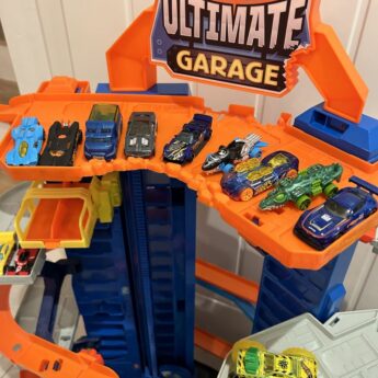 Hot Wheels ultimate garage z dinozaurem