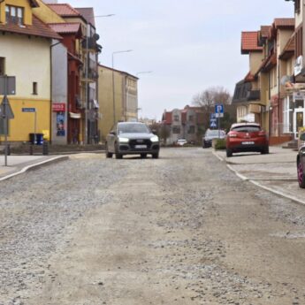 Urzędnicy proszą o przestawienie samochodów. Mickiewicza, Obrońców Warszawy i Żeromskiego pojawi się nowy asfalt