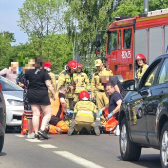 Zderzenie osobówki z motocyklistą. Jedna osoba poszkodowana