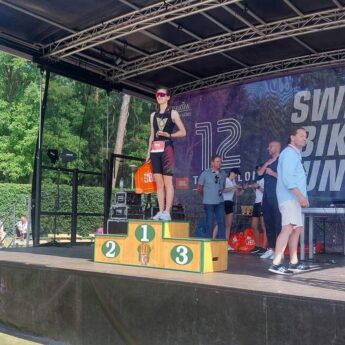 Lena Dąbkowska z Dziwnowa ze złotym medalem na JBL Triathlon Sieraków