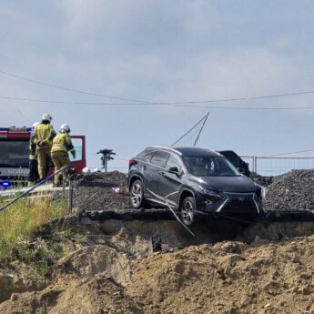 O krok od tragedii pod Wolinem. Auto zawisło na wiadukcie!