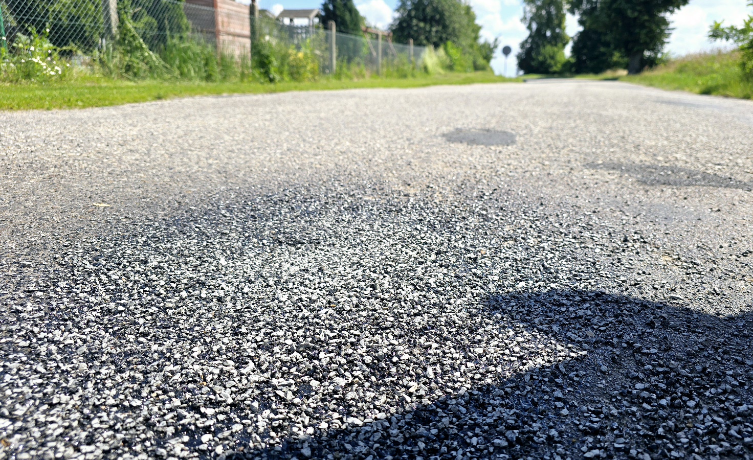 Drogowcy na trasie Kamień Pomorski – Wolin. Uwaga na latający grys!